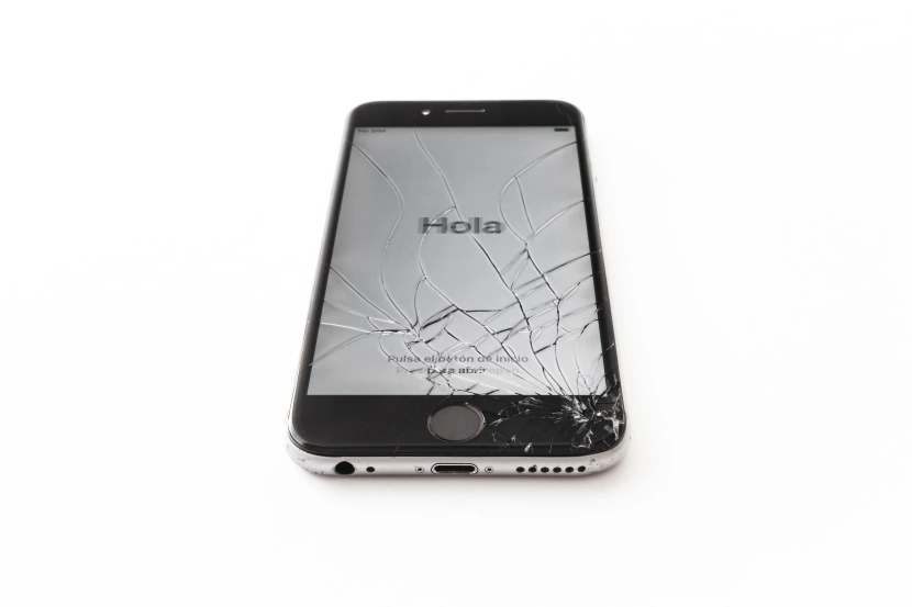 Smartfon z uszkodzonym ekranem
fot. Greg Rosenke / Unsplash