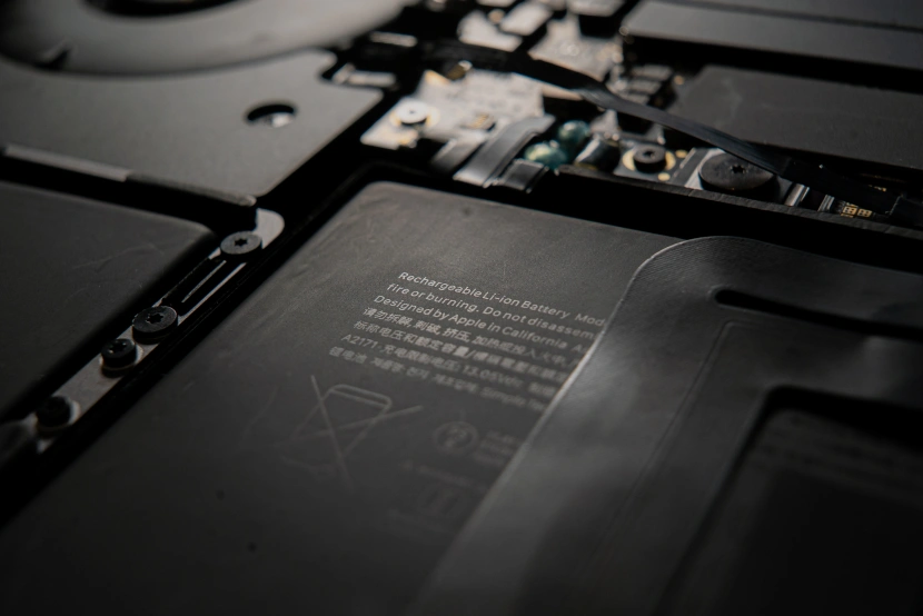 Wymiana baterii w niektórych laptopach może być nieopłacalna
Źródło: Mika Baumeister / Unsplash