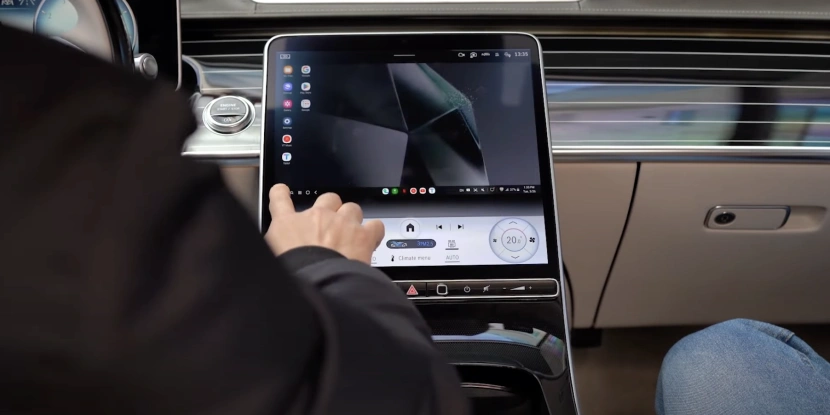 Samsung DeX uruchomiony na ekranie nowoczesnego Mercedesa
Źródło: youtube.com