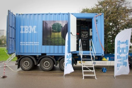 <p>Przenośne centrum danych IBM pokazane w Polsce</p>