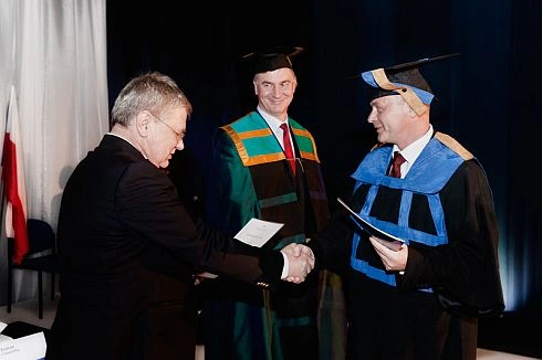 Dyplomy i nagrody dla absolwentów POU