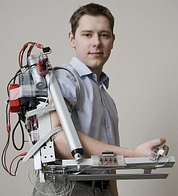 Michał Mikulski o biomedycznym ramieniu robotycznym sterowanym elektromiogramem