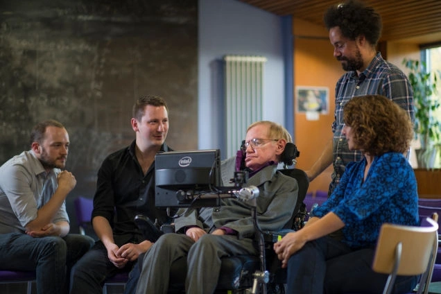 Stephen Hawking ma nowy, intelowski system do komunikowania się z otoczeniem