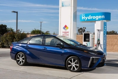 <p>Toyota chce przyspieszyć popularyzację samochodów zasilanych wodorem</p>