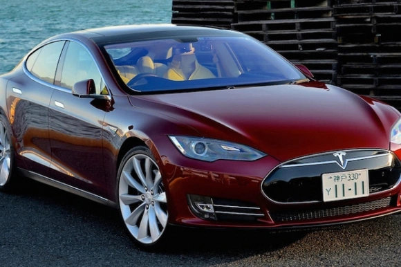 <p>Akcje Tesli w dół ze względu na negatywne oceny samochodu Model S</p>
