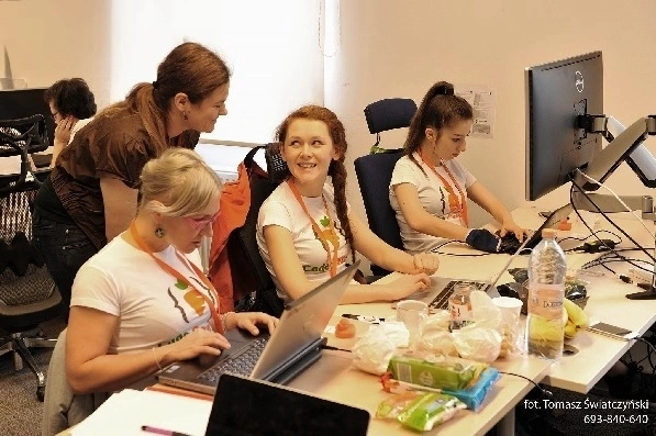 <p>Geek Girls Carrots ćwiczą z Pythona</p>