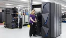 Te systemy IBM typu mainframe można instalować w szafach 42U