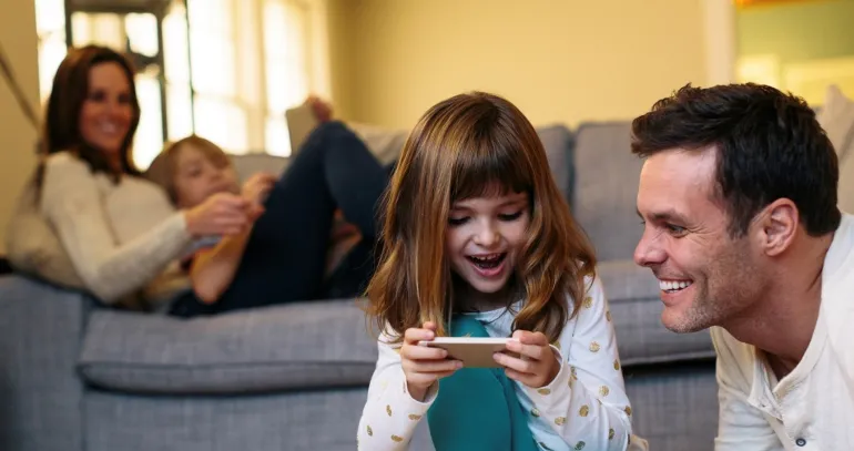 5 sposobów, jak oderwać dziecko od smartfona