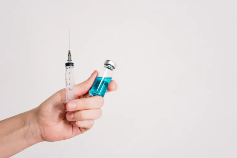 YouTube nasila walkę z antyszczepionkowcami