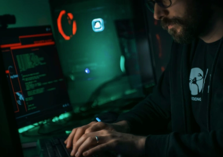 <p>Haker z darknetu przyjmuje zlecenia na ataki jak freelancer / Fot. KeepCoding, Unsplash.com</p>