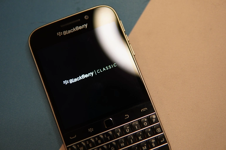 <p>Blackberry - kiedyś synonim telefonu dla biznesu</p>

<p>fot. Randy Lu / Unsplash</p>
