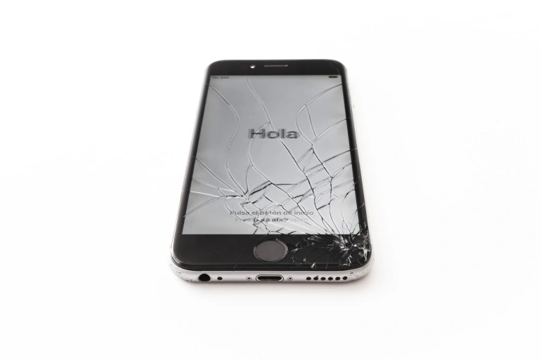 <p>Smartfon z uszkodzonym ekranem</p>

<p>fot. Greg Rosenke / Unsplash</p>