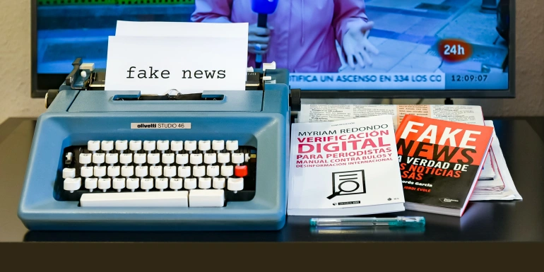 <p>Doktorant z WAT stworzył program tropiący źródła fake newsów</p>