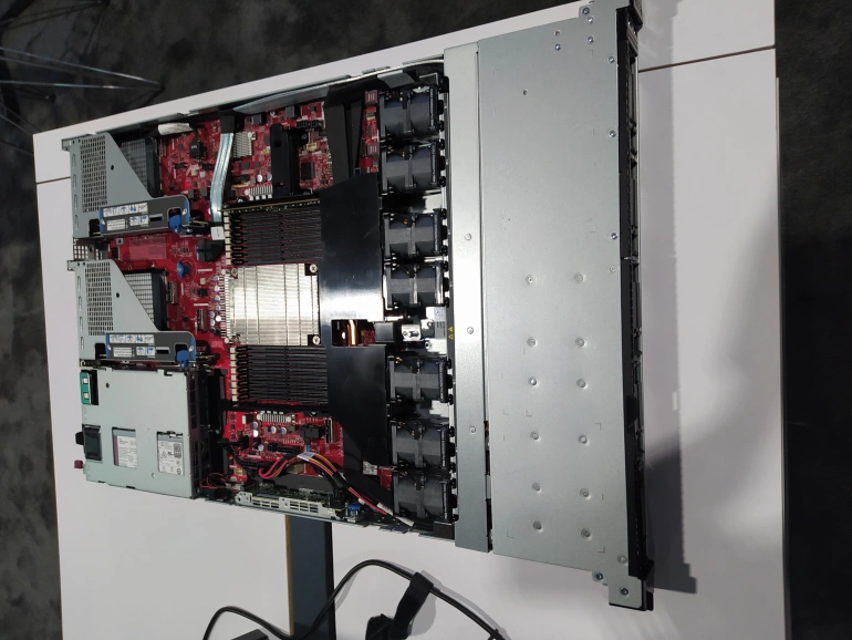 <p>HPE zaprezentowało serwer nowej generacji HPE ProLiant RL300 Gen11</p>