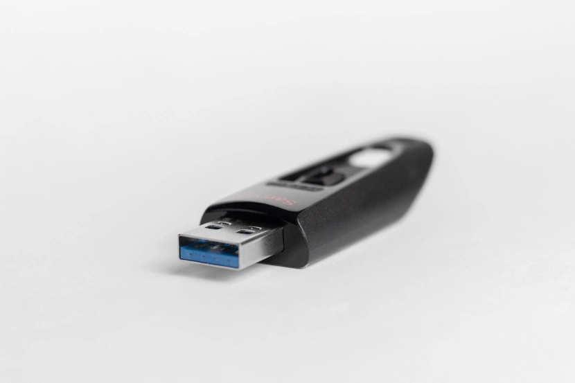 Pendrive na USB
Źródło: Sara Kurfeß / Unsplash