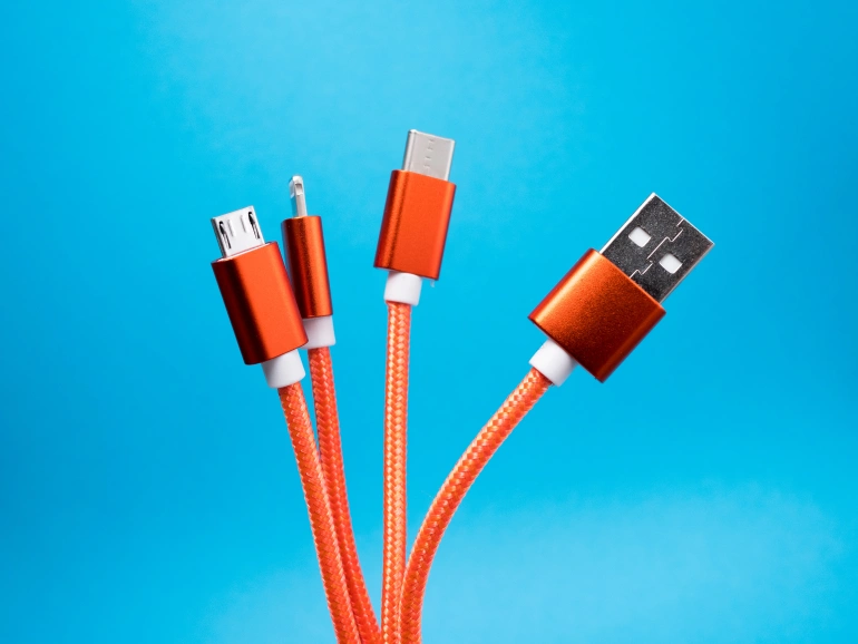 <p>Różne rodzaje złącz USB</p>

<p>Źródło: Lucian Alexe / Unsplash</p>