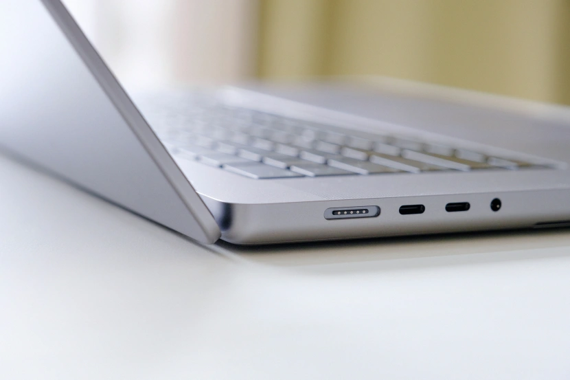 USB Typu C w nowoczesnym laptopie
Źródło: Rahul Chakraborty / Unsplash