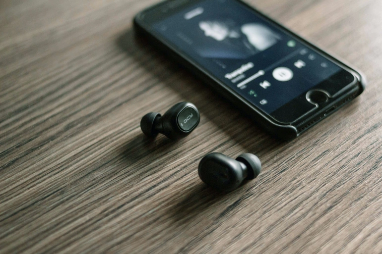 <p>Słuchawki na Bluetooth już dawno wyparły przewodowe modele</p>

<p>Źródło: Zarak Khan /  Unsplash</p>