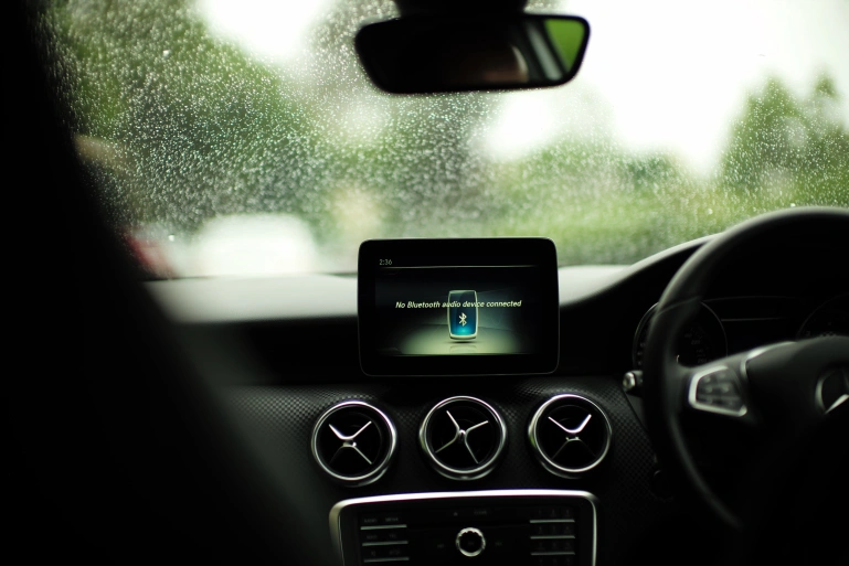 <p>Bluetooth wykorzystywany jest również w autach</p>

<p>Źródło: GMax Studios / Unsplash</p>