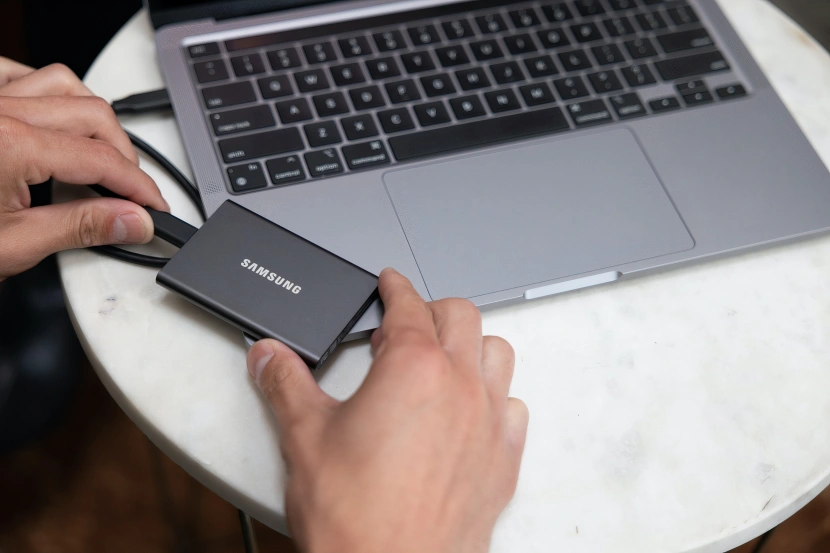 Pod żadnym pozorem nie powinno się udostępniać danych na nośnikach USB
Źródło: Samsung Memory / Unsplash