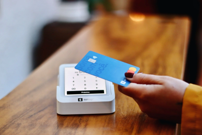 W kartach płatniczych znajdziemy RFID
Źródło: Nathana Rebouças / Unsplash