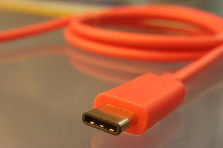 <p>DisplayPort 2.1 jest w pełni kompatybilny z USB4</p>

<p>Źródło: PCWorld.com</p>