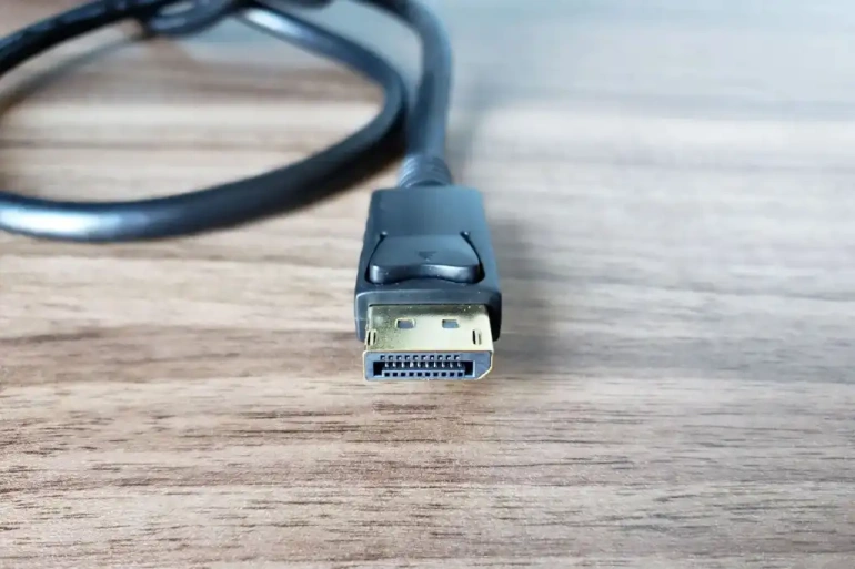 <p>Przewód DisplayPort 2.1</p>

<p>Źródło: PCWorld.com</p>