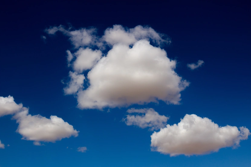 Chmura hybrydowa zwiększa bezpieczeństwo danych
Źródło: Dallas Reedy / Unsplash