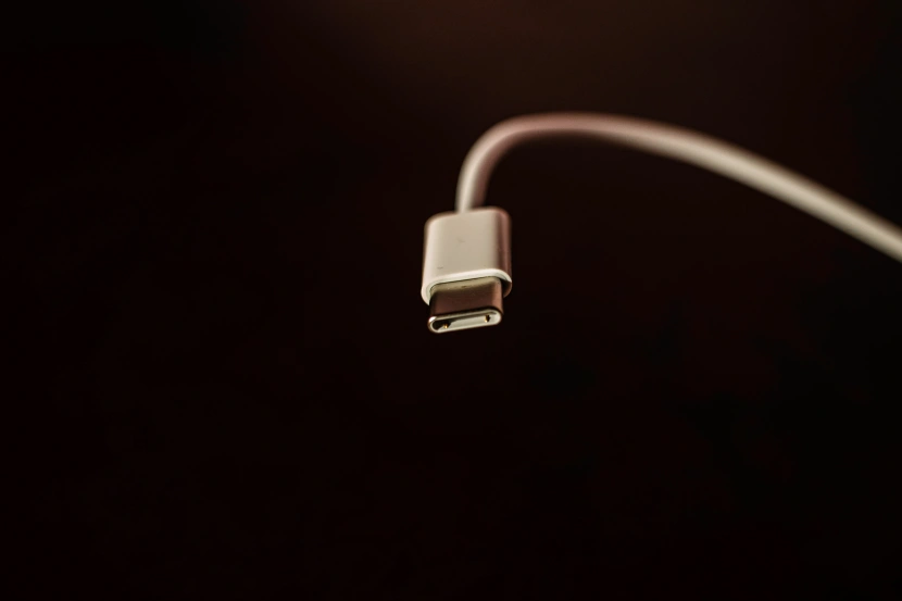 Apple ma dwa lata na rezygnację z Lightning
Źródło: Mishaal Zahed / Unsplash