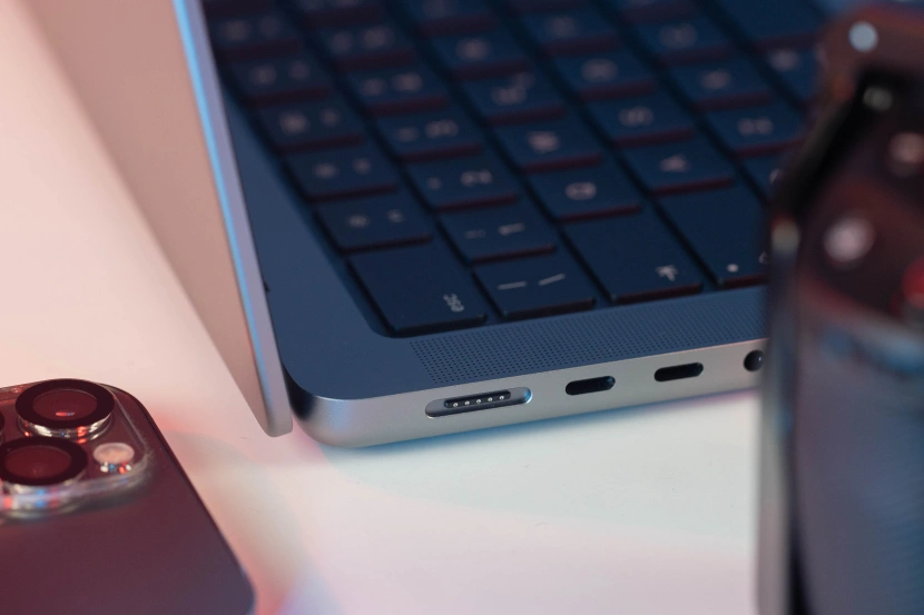 Złącze MagSafe w nowym MacBooku Pro
Źródło: TheRegisti / Unsplash