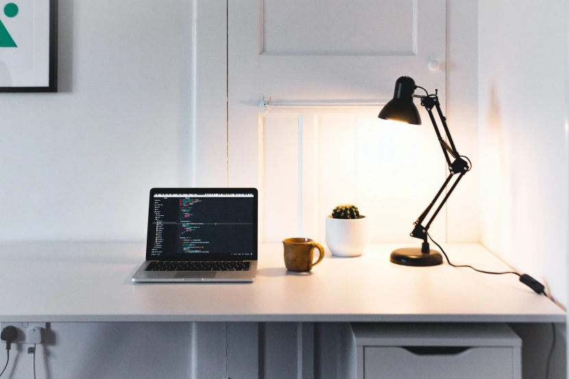 Lampka biurkowa to ważny element wyposażenia biurka
Źródło: Rich Tervet / Unsplash