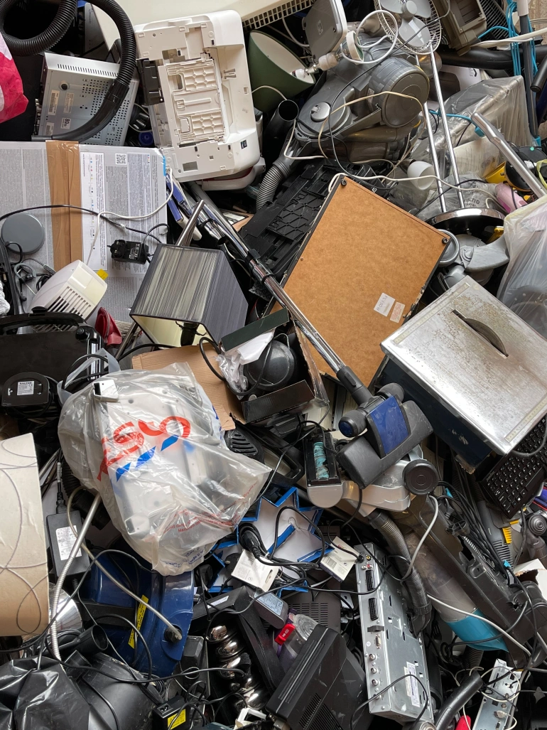 <p>Elektrośmieci poddawane są recyklingowi chemicznemu</p>

<p>Źródło: John Cameron / Unsplash</p>