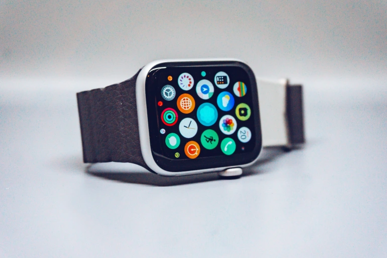 <p>Apple Watch to pierwszy zegarek z eSIM</p>

<p>Źródło: Simon Daoudi on Unsplash</p>