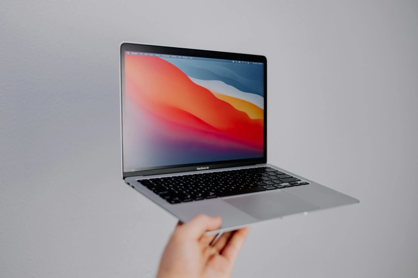 MacBook Air z procesorem Apple M1 - aktualnie najpopularniejszy MacBook na rynku
Źródło: Isaac Martin / Unsplash